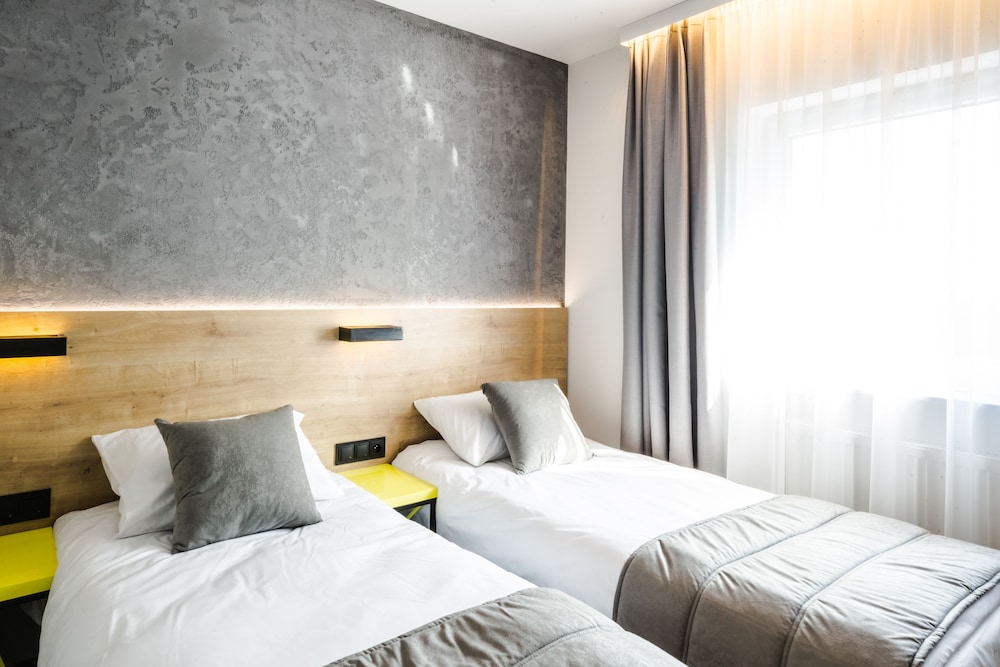 ROOM, TWIN BEDS