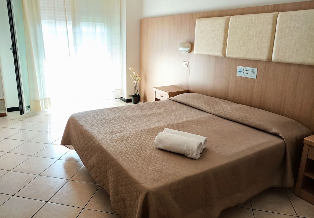 ROOM, DOUBLE OR TWIN BED