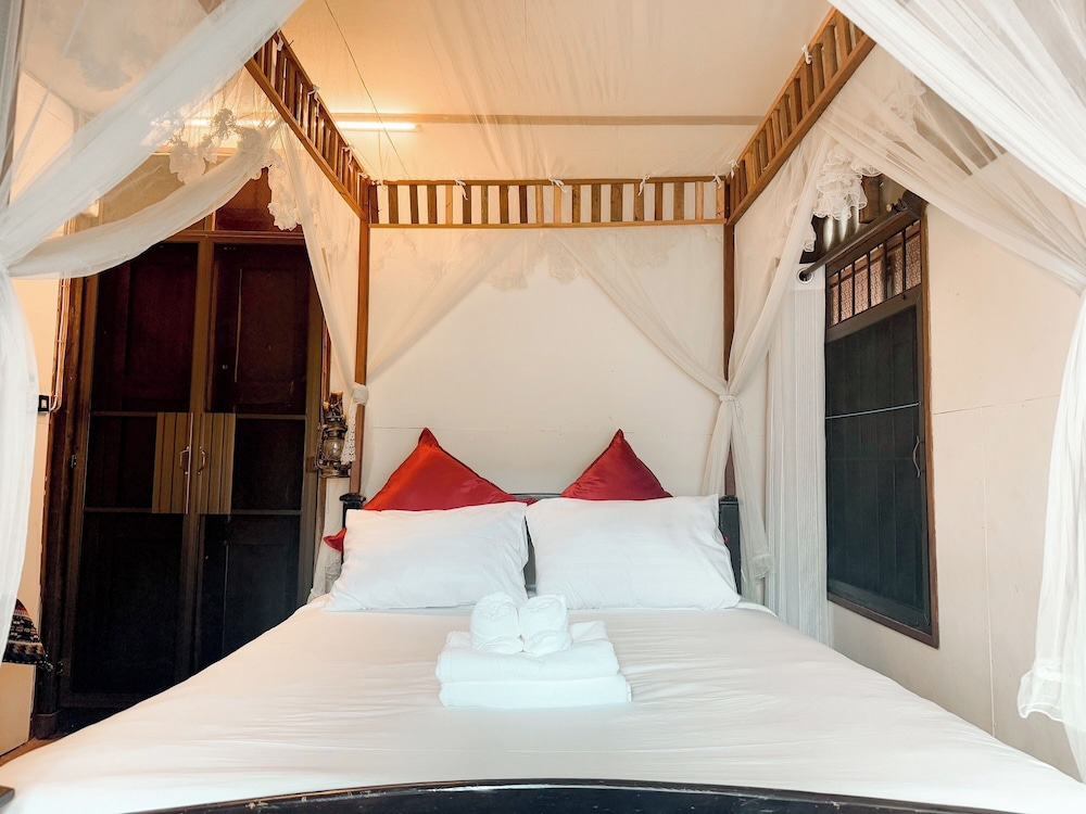DELUXE, QUEEN BED