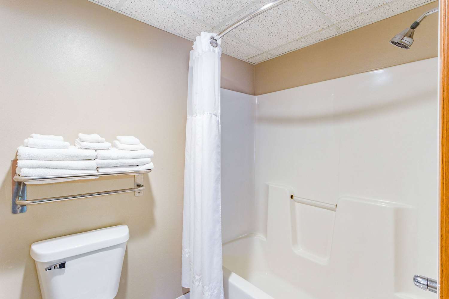 Americinn By Wyndham Des Moines Airport 17/17