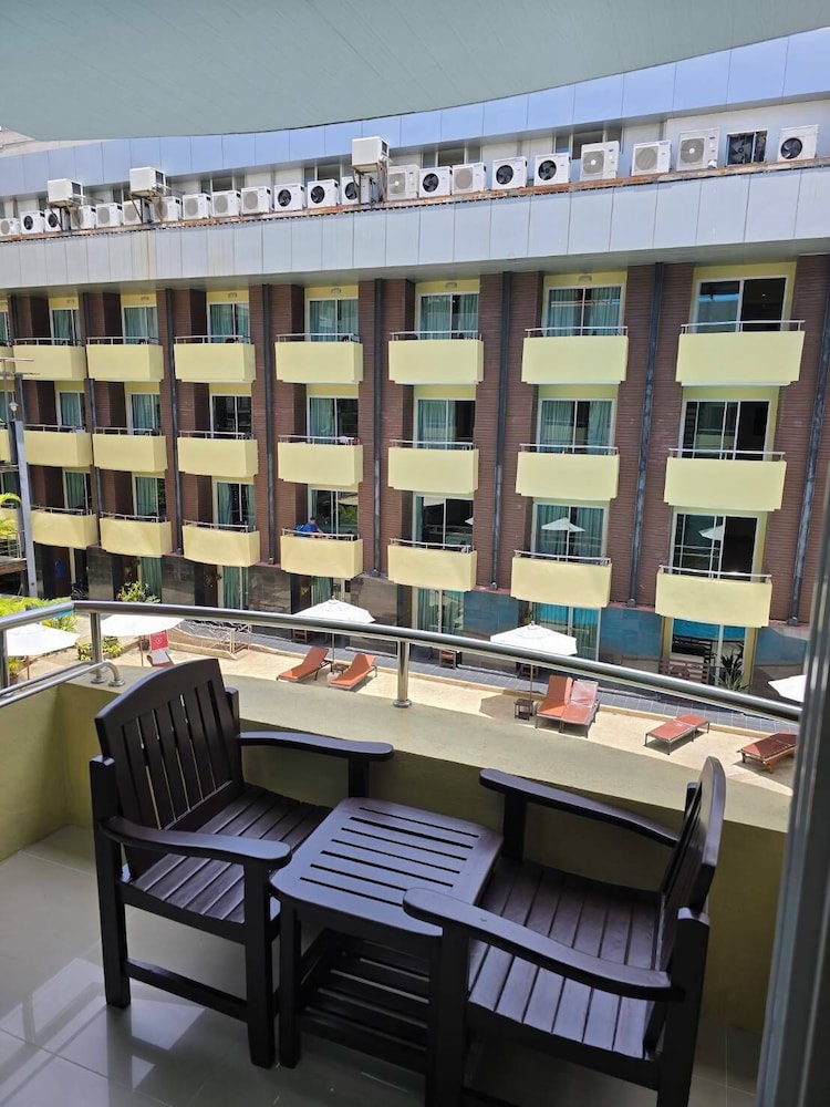 Baron Beach Hotel 10/73