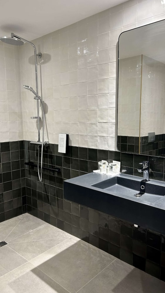 Golden Tulip Reims 50/50
