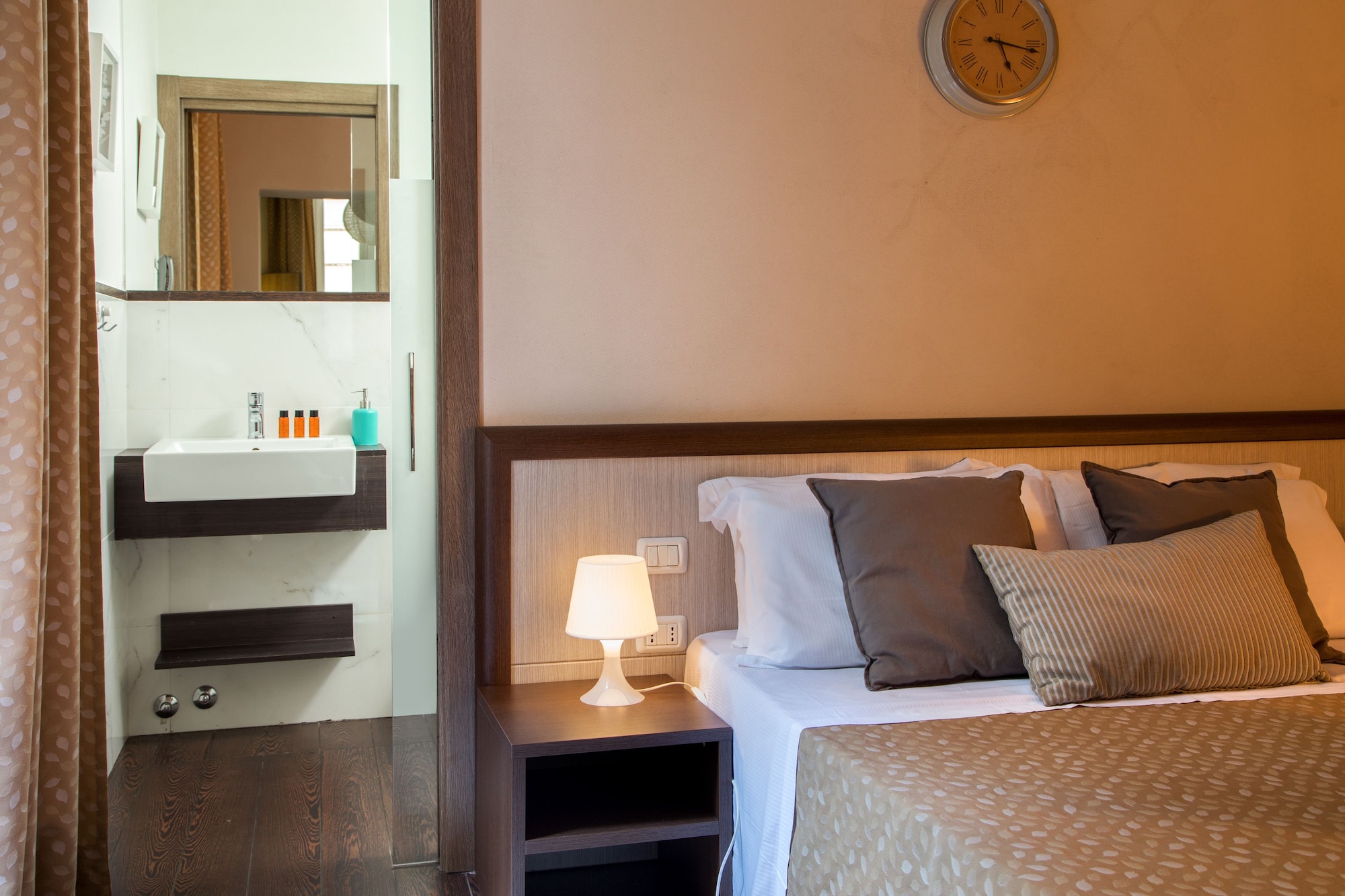 غرفة ثلاثية بسرير مزدوج وسرير فردي بشرفة، corso grand suite 4/8