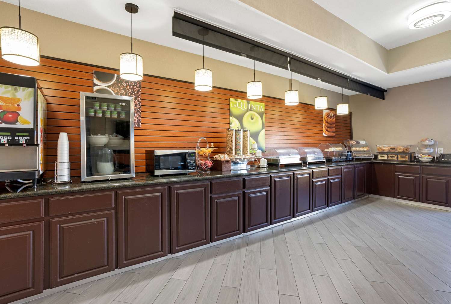 La Quinta Inn & Suites by Wyndham Houston Bush Intl Airpt E 5/30
