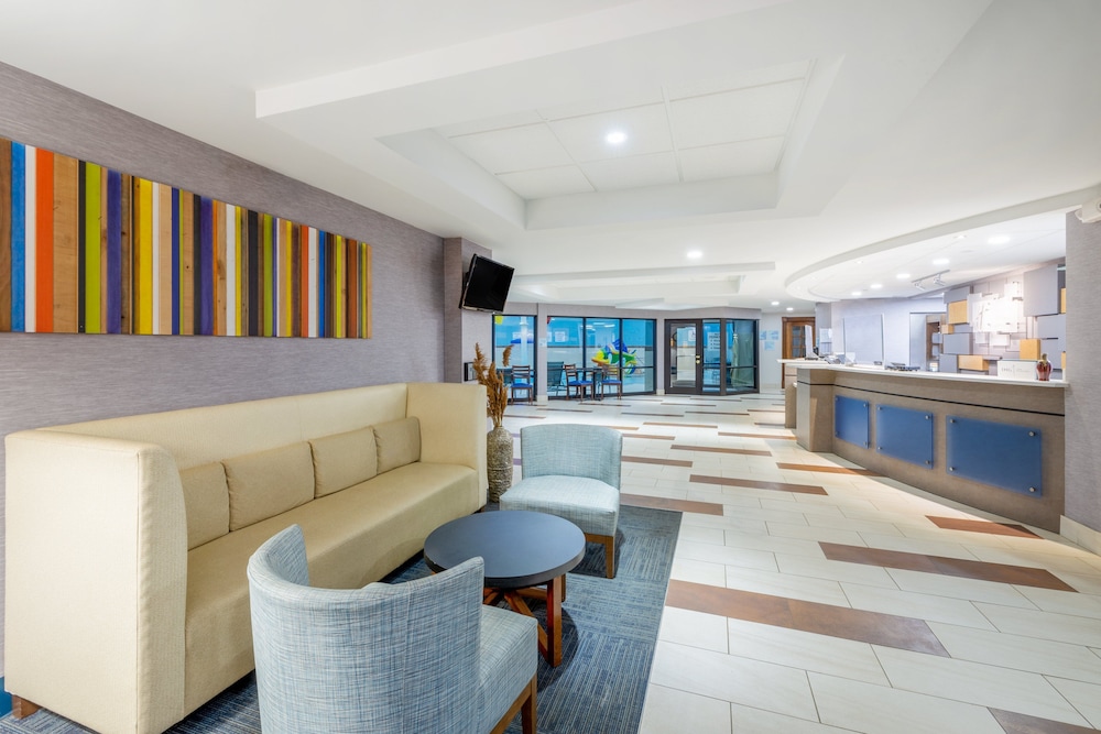 Holiday Inn Express & Suites North East (Erie I-90 Exit 41) 50/60