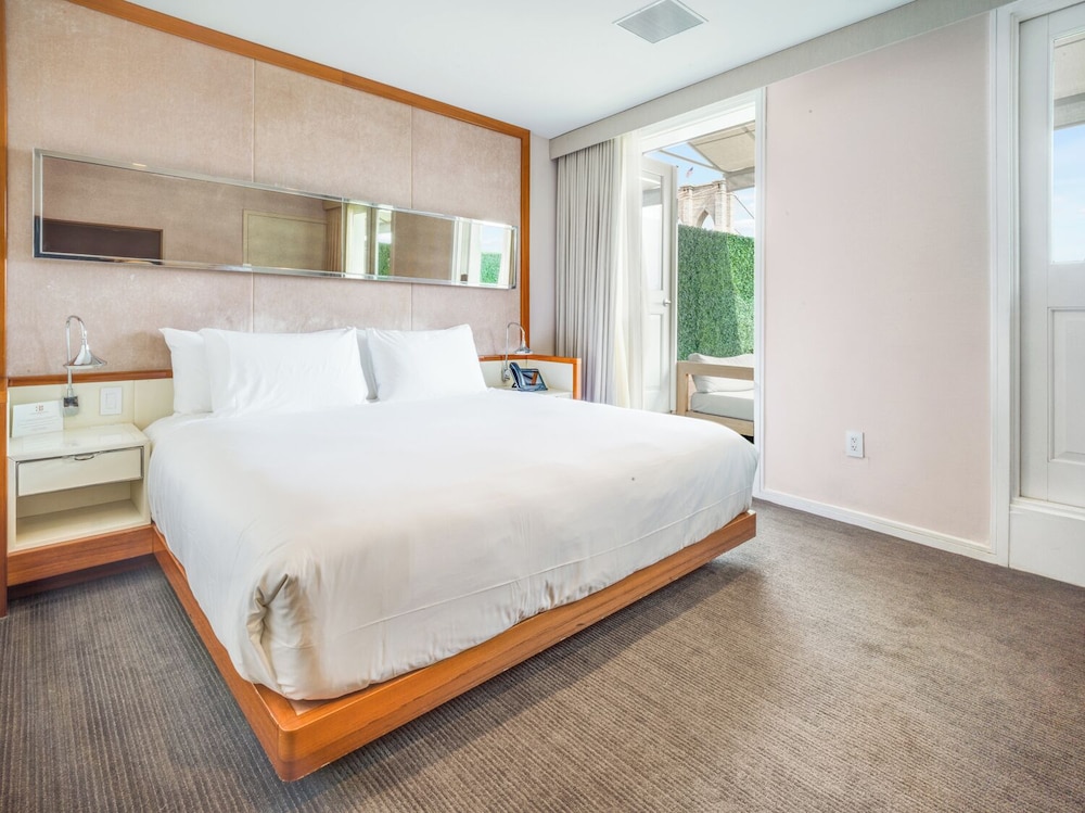 غرفة بريميير بسرير كينج بشرفة، 33 Hotel, New York City, Seaport 4/8