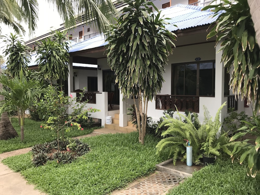 Marina Beach Resort 62/65