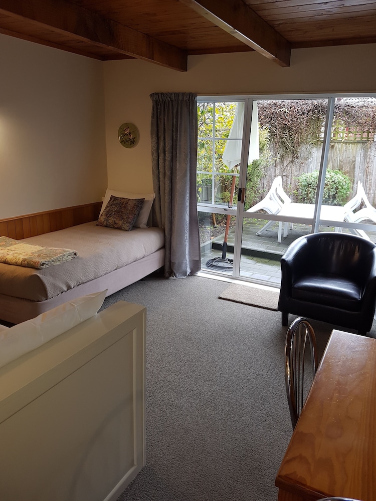 Cottage Mews Motel 53/72