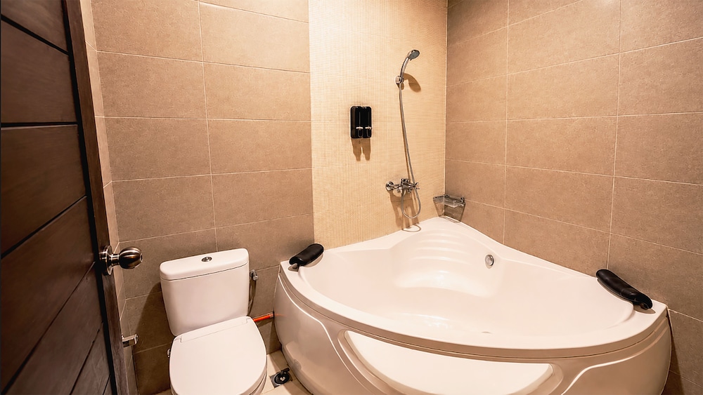 غرفة ديلوكس بسرير كينج بإطلالة على المسبح، The Visala Boutique Suites Seminyak 10/10