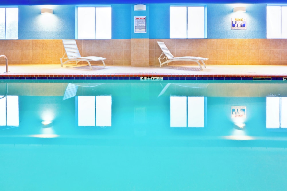 Holiday Inn Express Hotel Suites Byram 2/70