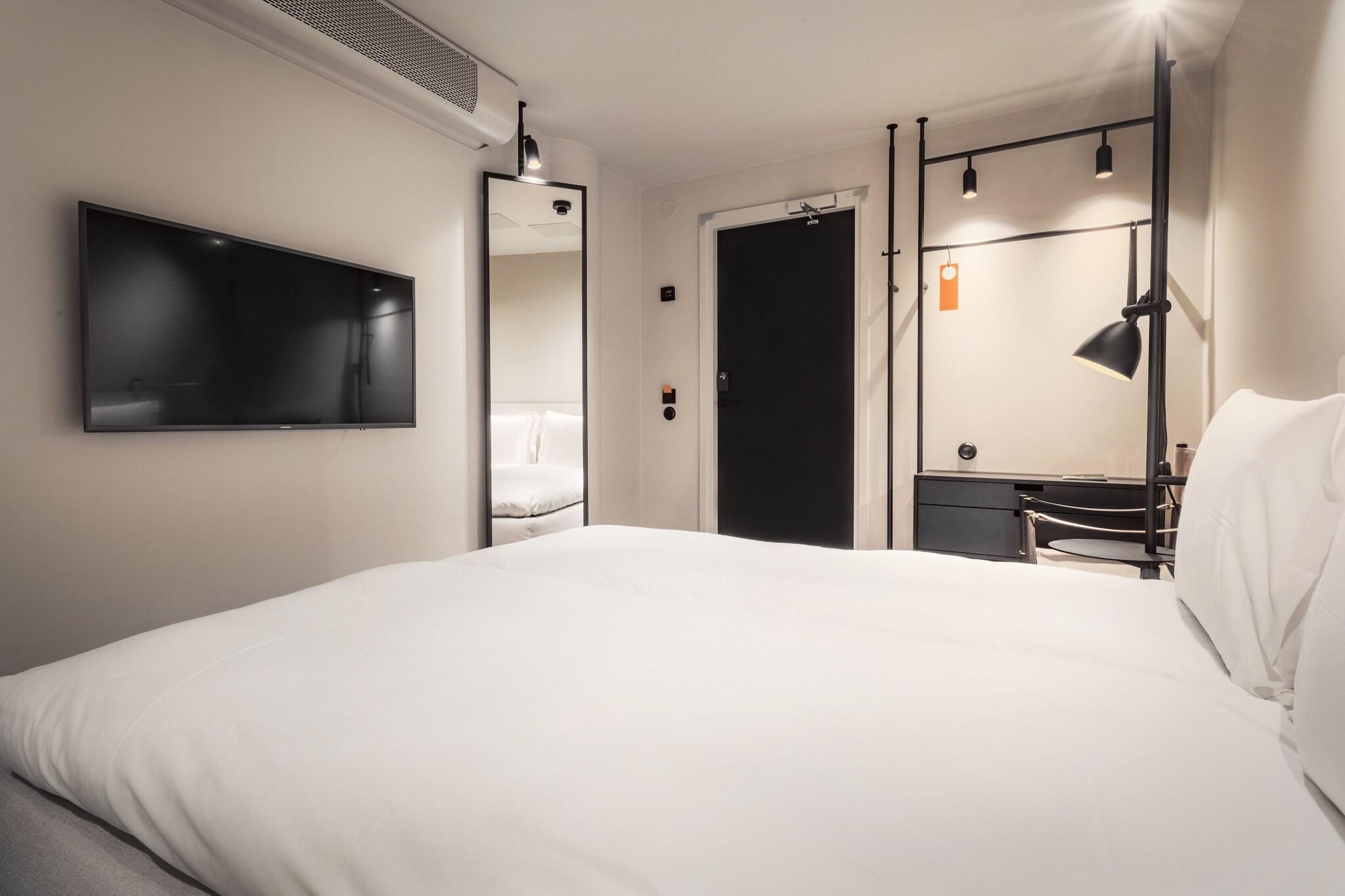 Room, Double Bed, No Window