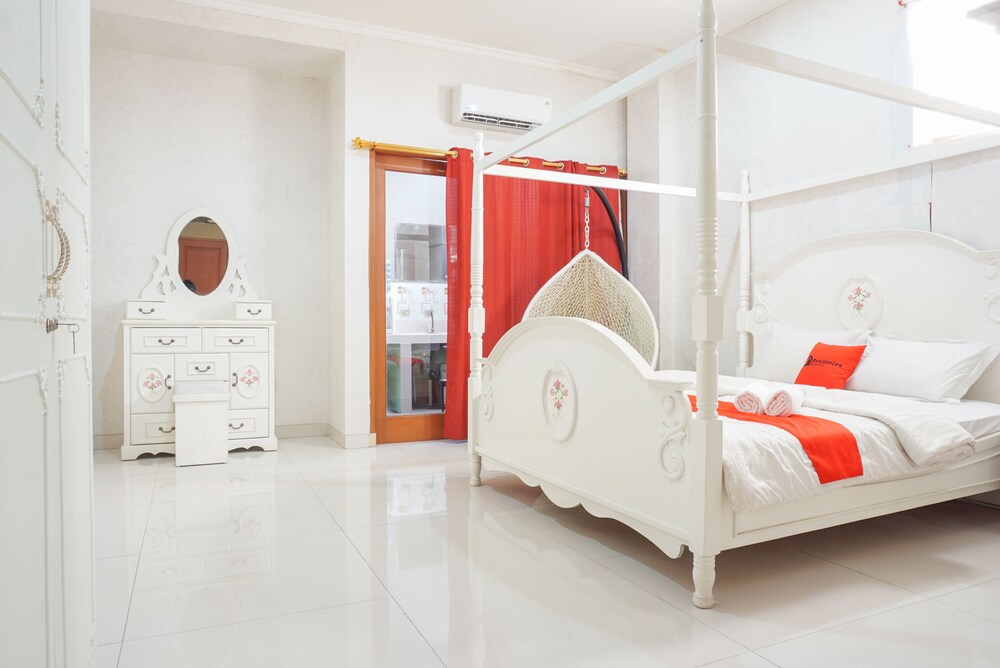 Residences By RedDoorz near Kemang Square 18/33