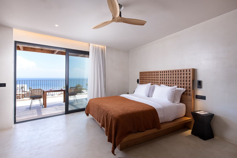 CAVE, JUNIOR SUITE, SEA VIEW, BATHTUB, ACCESSIBLE
