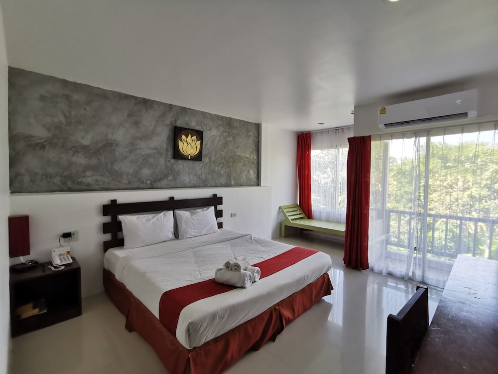 Nana Beach Hotel 25/80