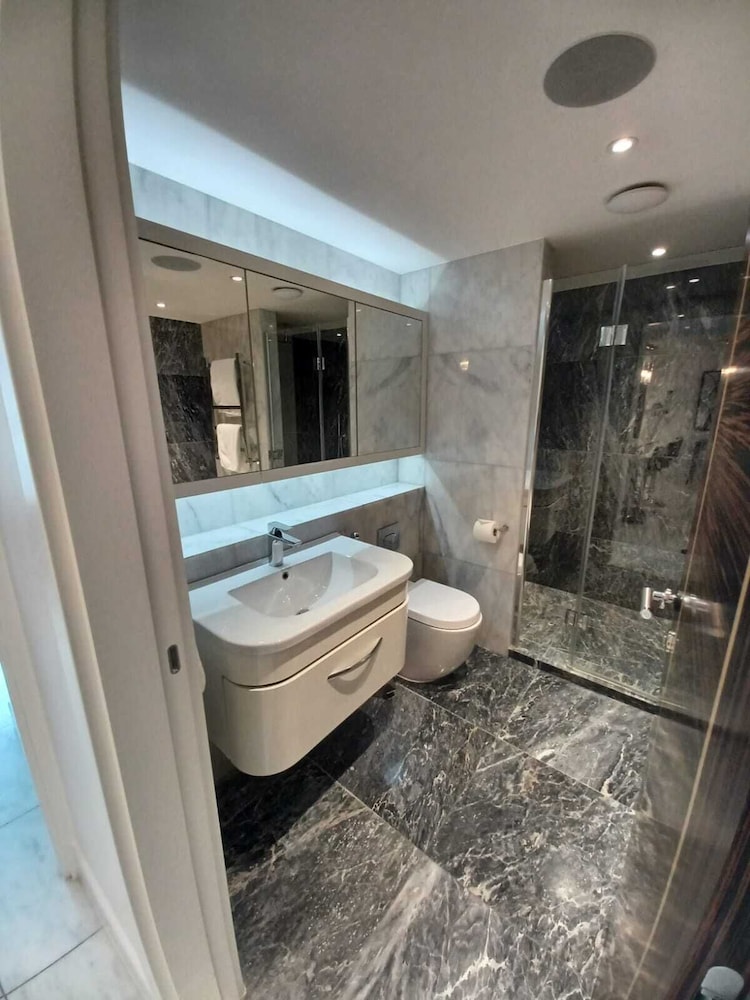 Buckingham Palace Residences by Aeria Apartments 43/45