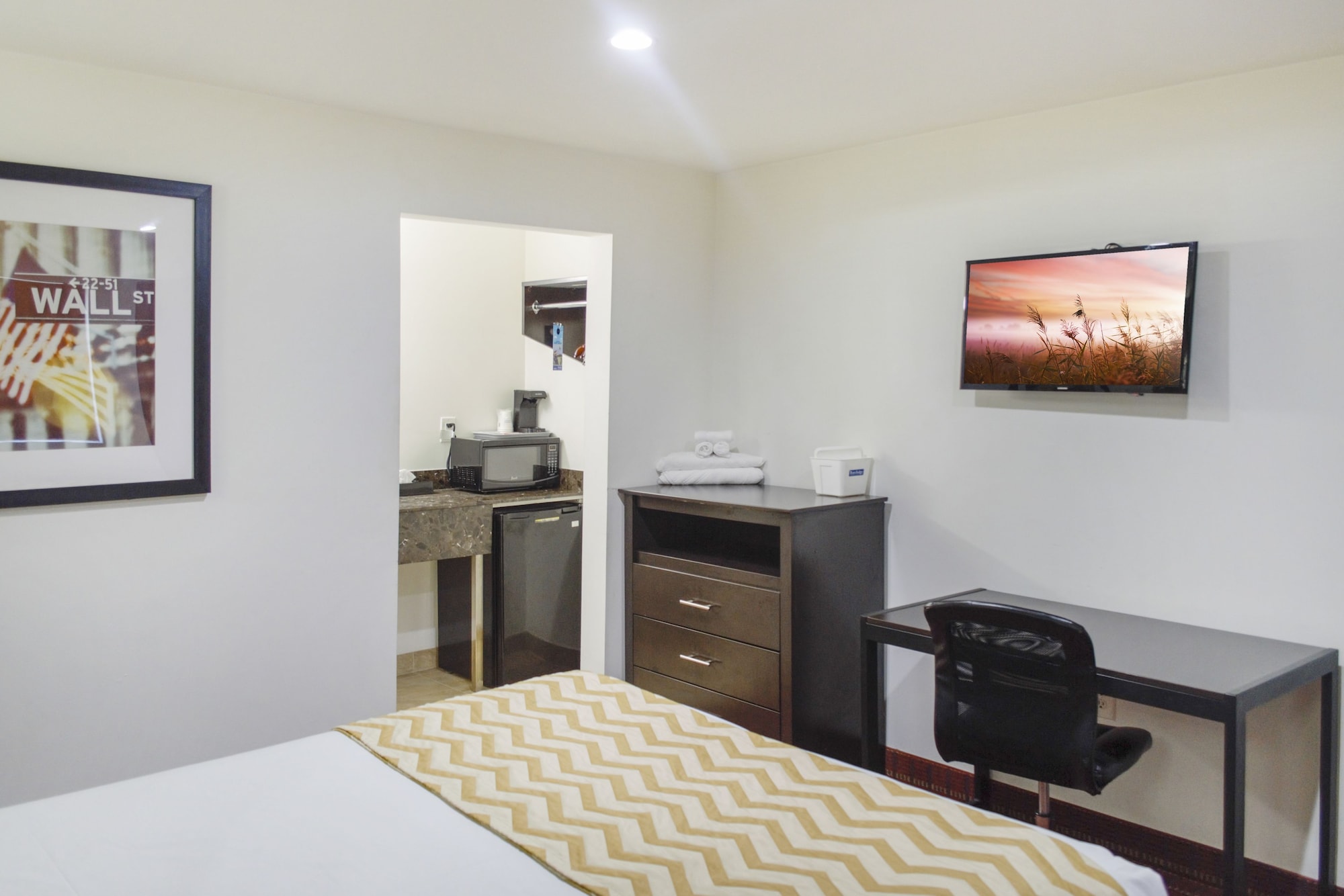 Room, Queen Bed, Travelodge by Wyndham Manhasset 2/3
