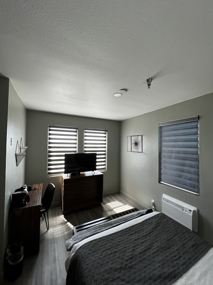Urban Boutique Hotel 63/82