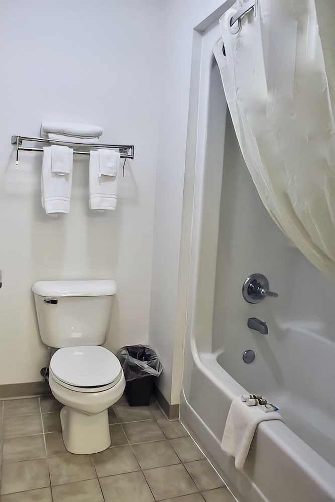 AmeriVu Inn and Suites-Stanley 41/47