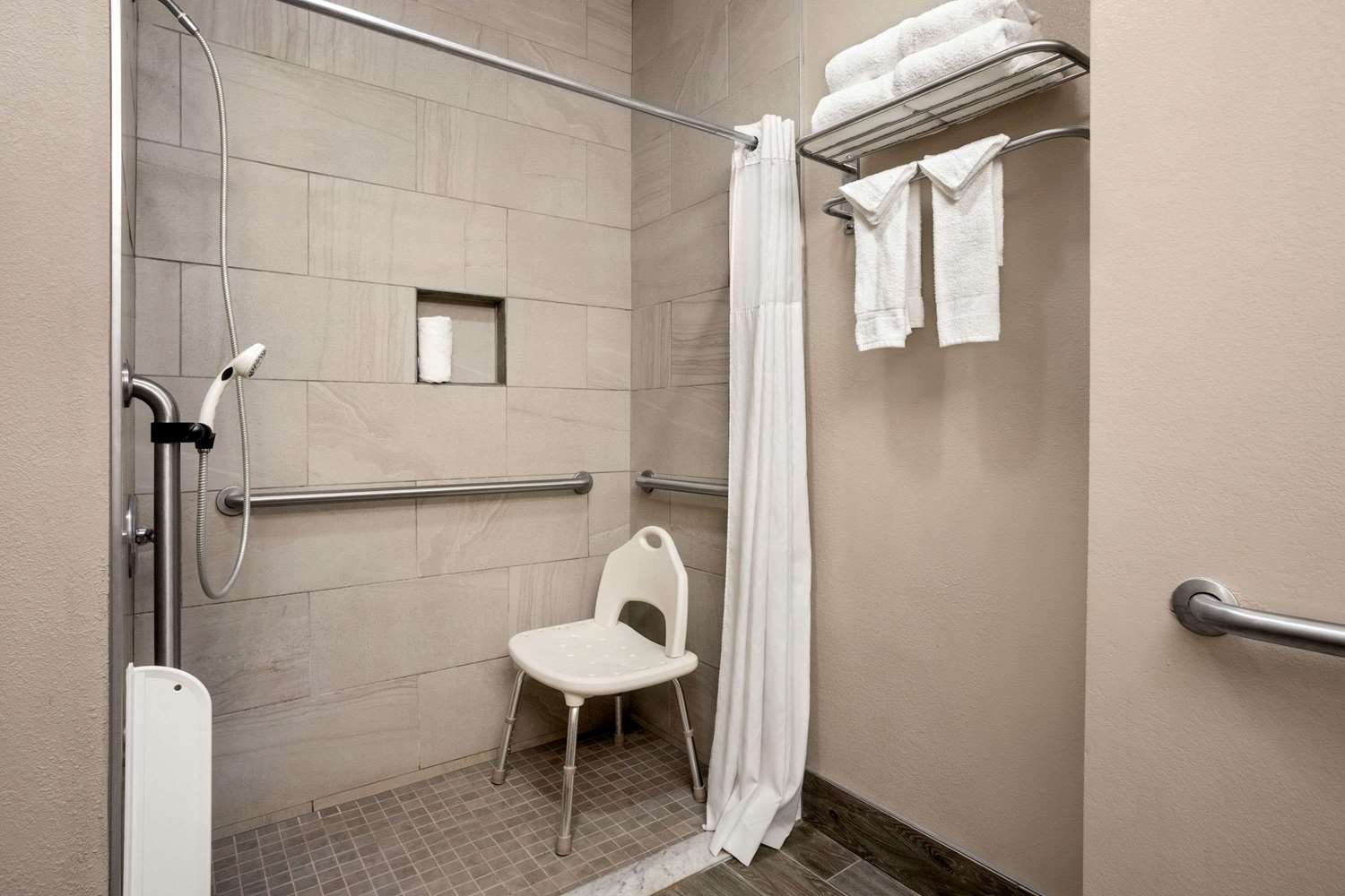 Days Inn & Suites by Wyndham Murfreesboro 18/19