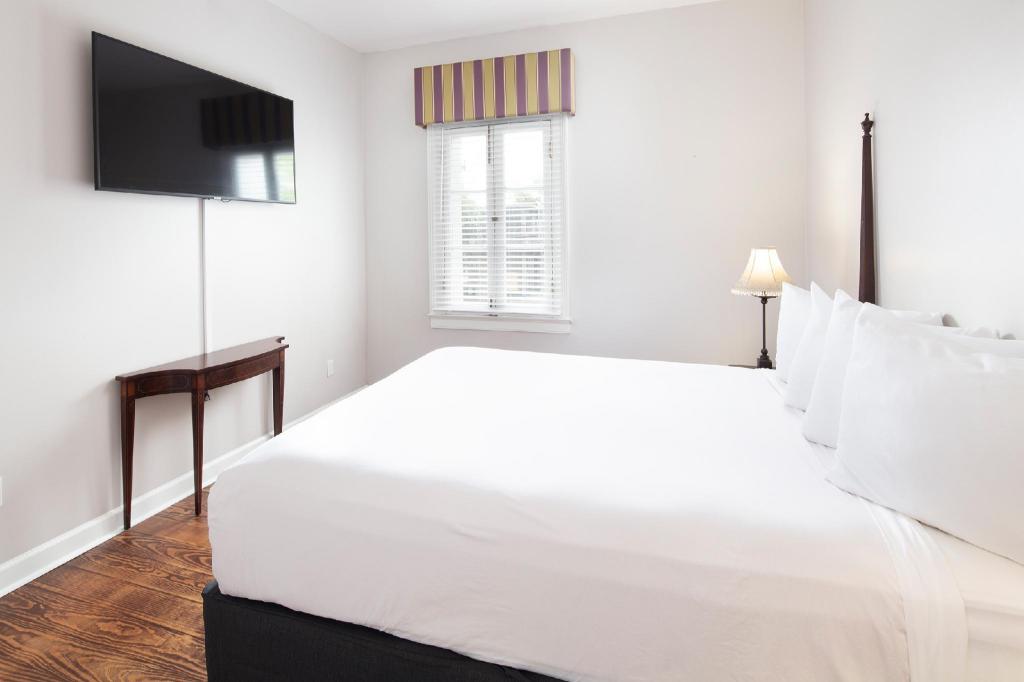 2 BEDROOMS, SUITE, 2 BATHROOMS