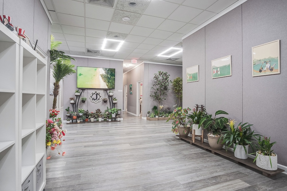 Cottonwood Suites Savannah Hotel and Conference Center 63/71