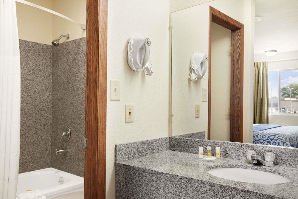 Days Inn by Wyndham Champaign Urbana 4/16