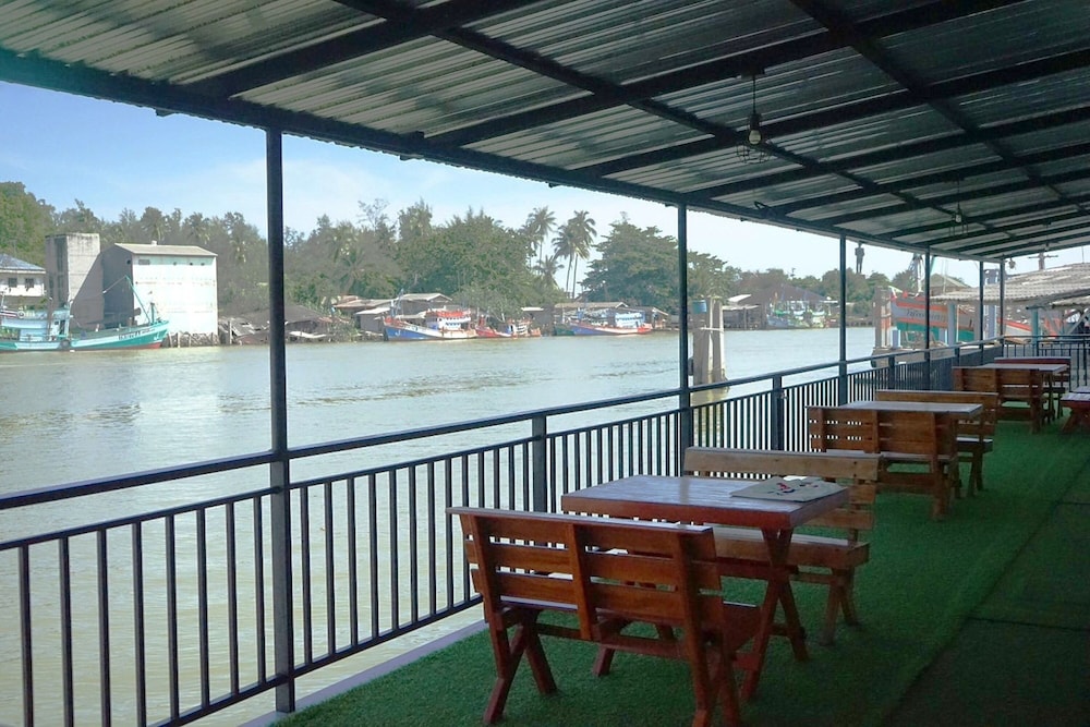 Chaiyai Riverfront Hotel 35/50