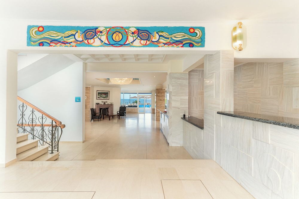 Kamari Beach Hotel 12/65