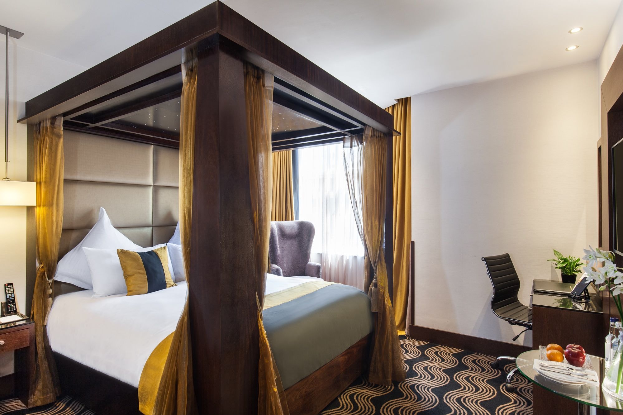 FOUR POSTER, SUITE