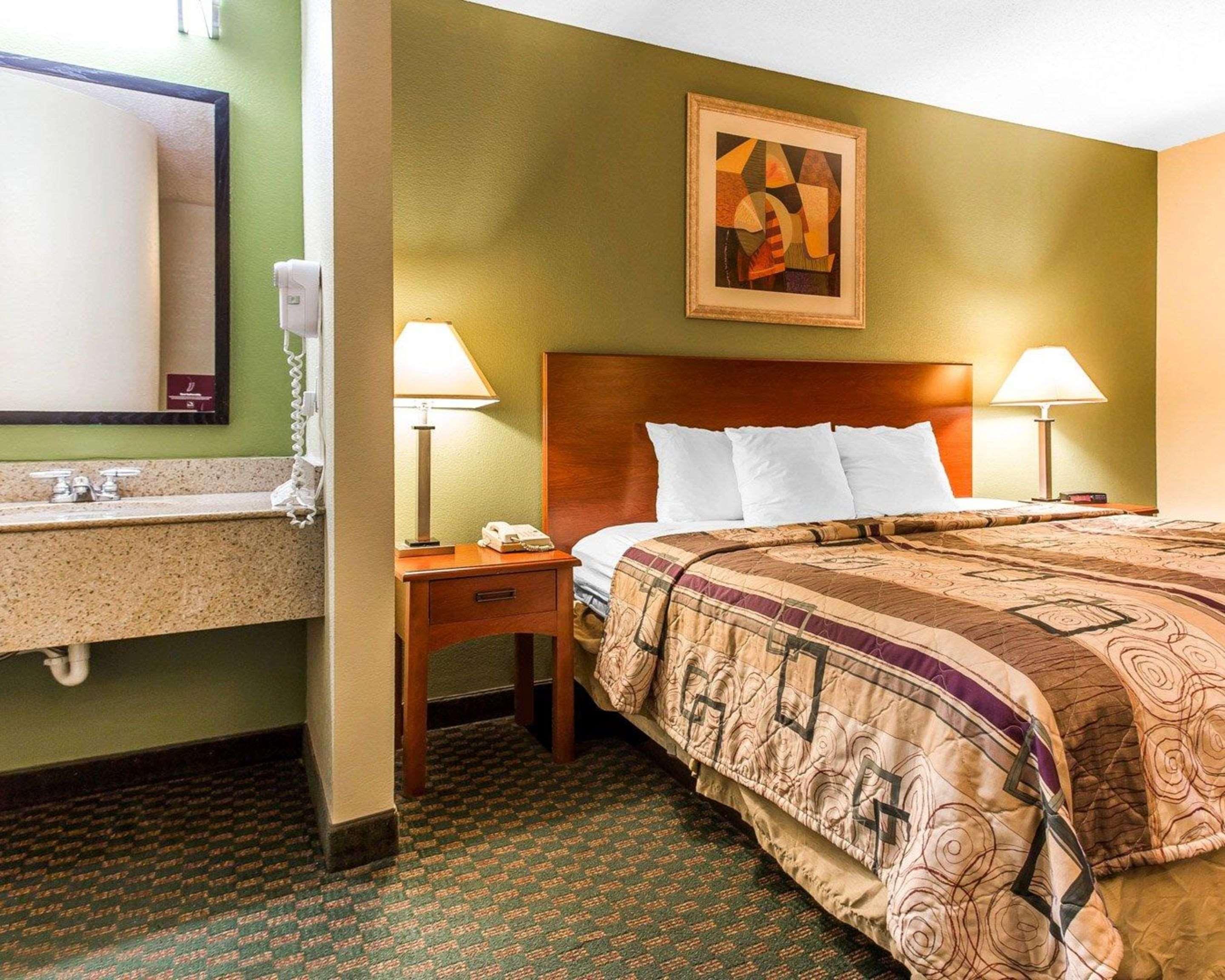ROOM, KING BED