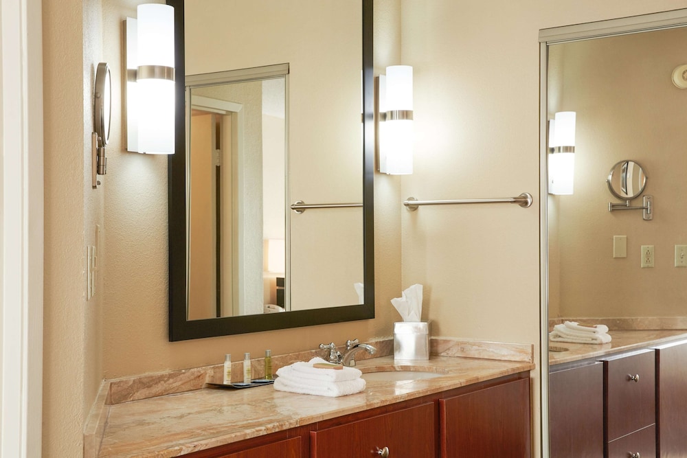 DoubleTree Suites by Hilton Cincinnati - Blue Ash 8/38