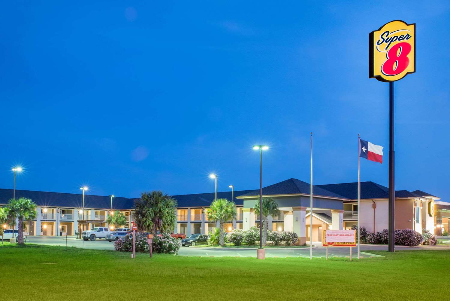 Super 8 by Wyndham Dilley TX 5/9