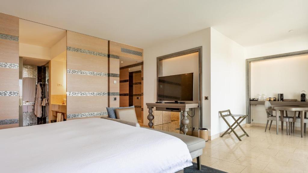 Grand, Deluxe, Double Bed