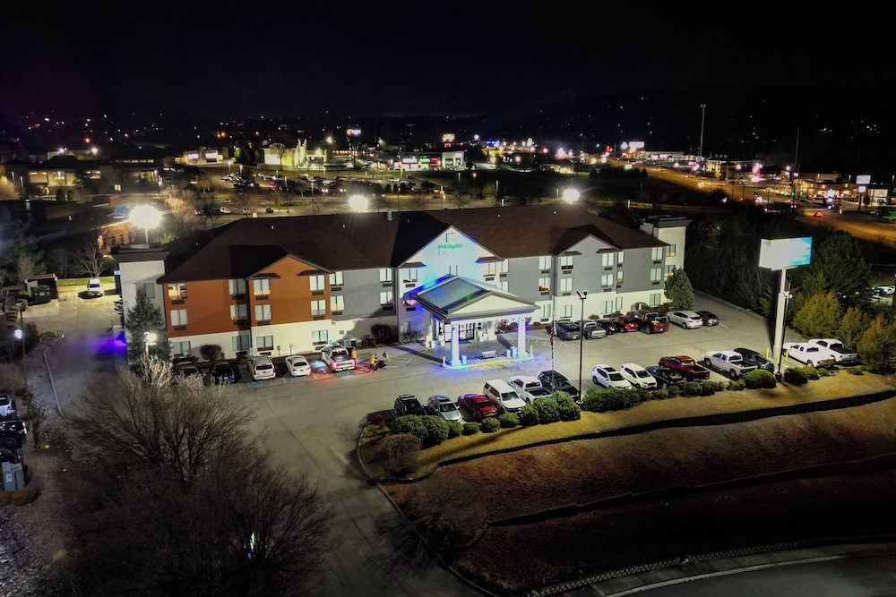Holiday Inn Express Hotel and Suites Knoxville-North-I-75 Exit 112 6/61