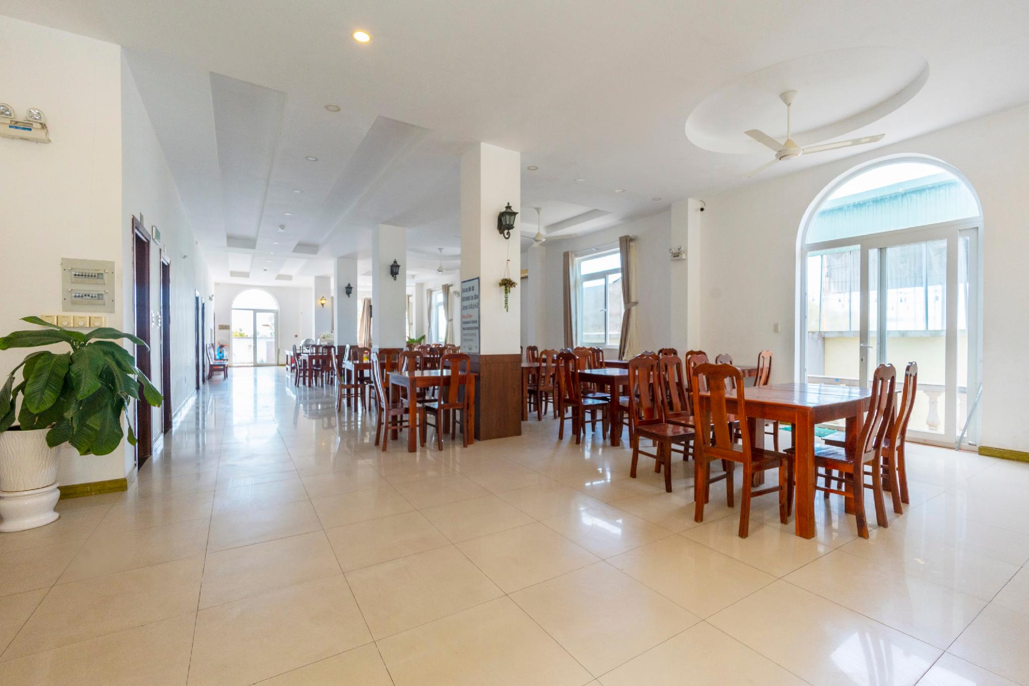 Gold Beach Hotel 82/93