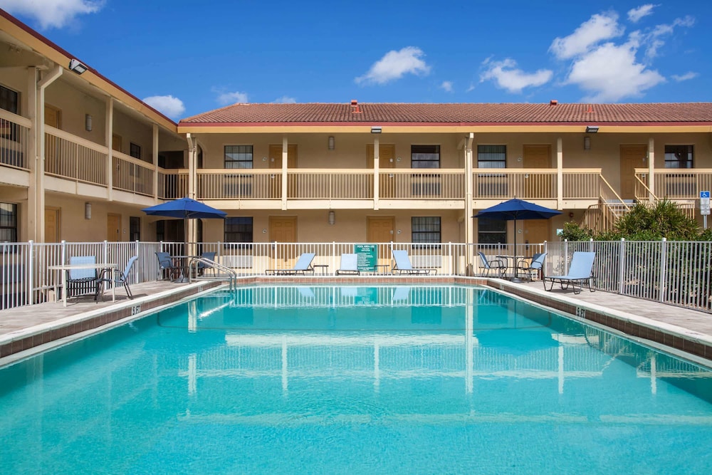 Baymont by Wyndham Fort Myers Central 3/27