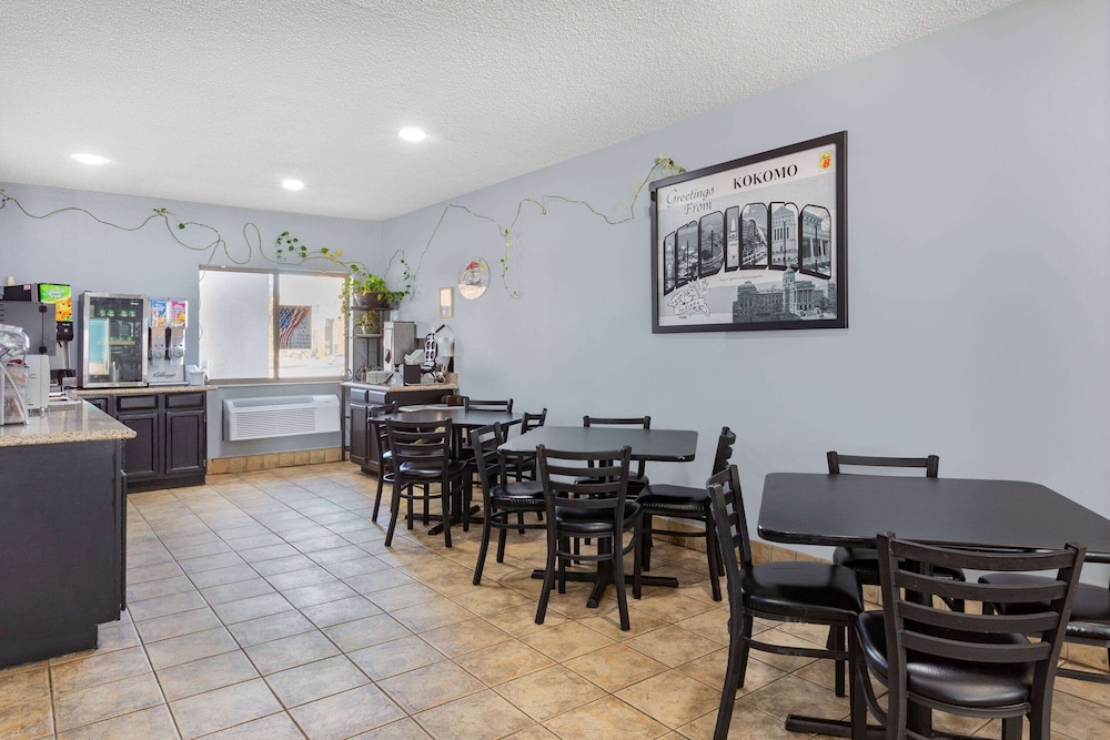 Super 8 by Wyndham Kokomo 34/43
