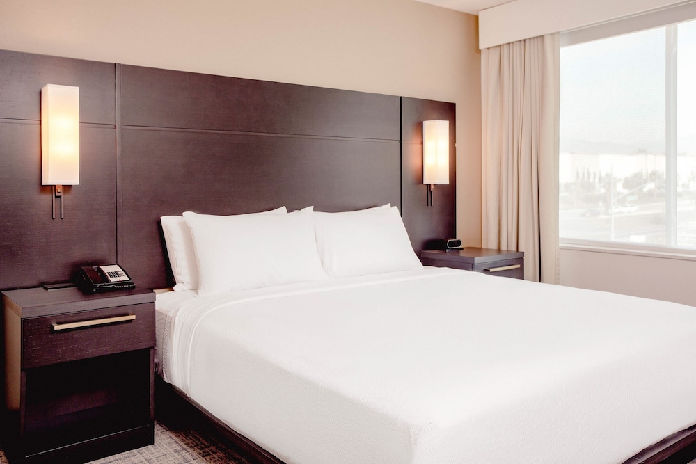 Suite, King Bed, Sofa