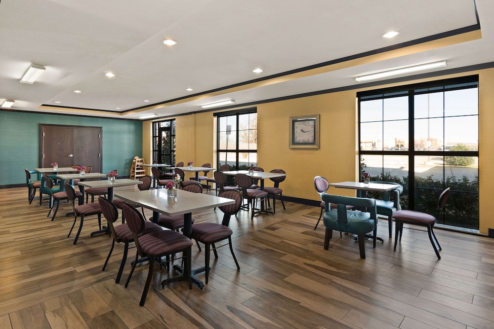 COMFORT INN & SUITES NEWCASTLE - OKLAHOMA CITY 38/47