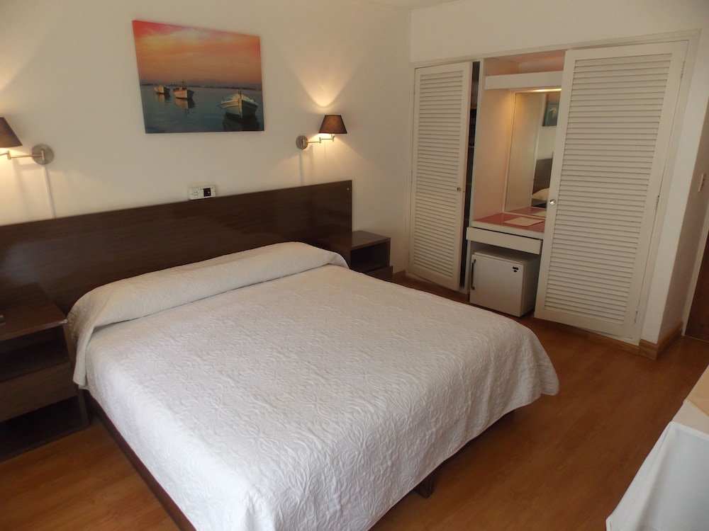 ROOM, DOUBLE BED