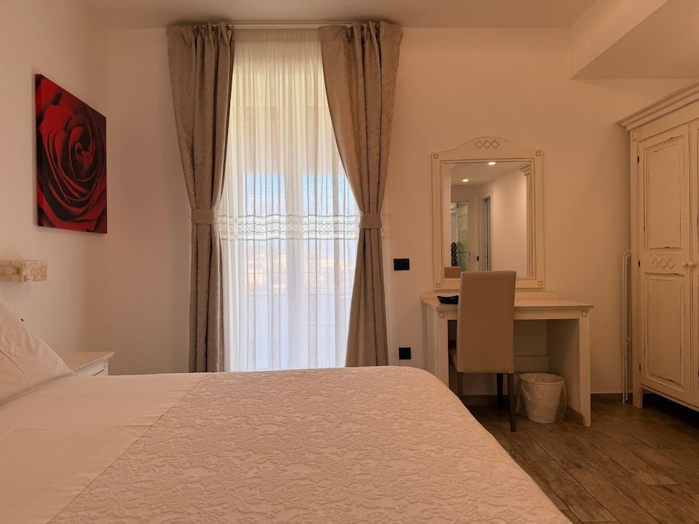 PANORAMIC, SUITE, KING BED, SEA VIEW