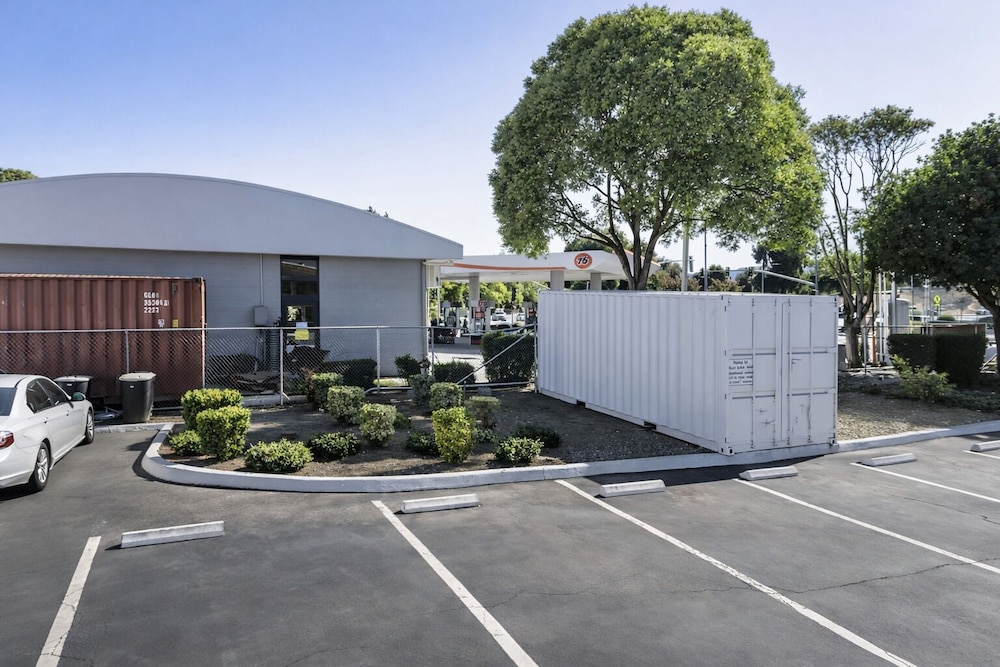 Gilroy Inn 30/33