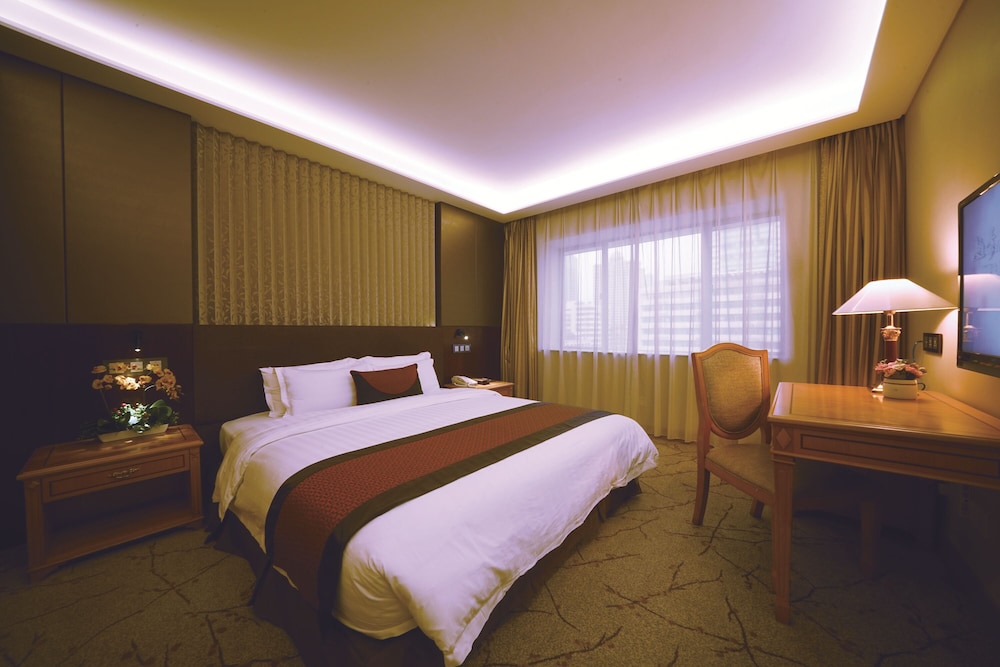 Guangdong Hotel (Sun Yat-sen Memorial Hall Station) 27/73