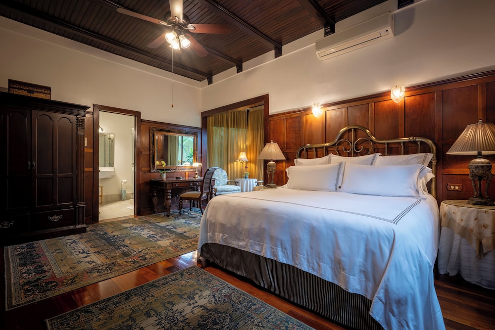 SUITE, KING BED