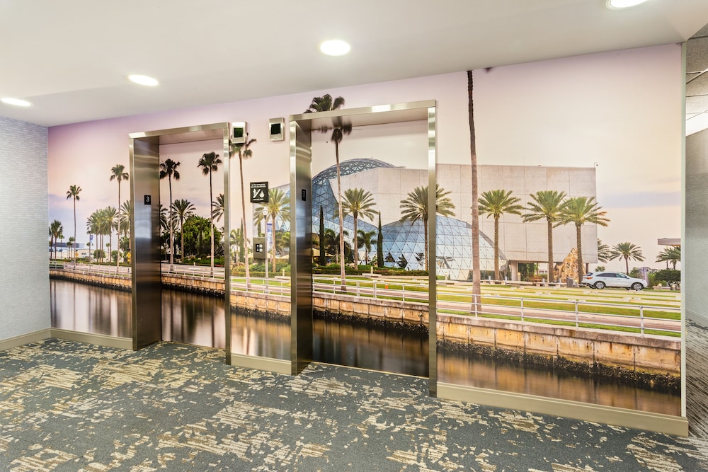 Hampton Inn Suites St Petersburg Downtown 9/51