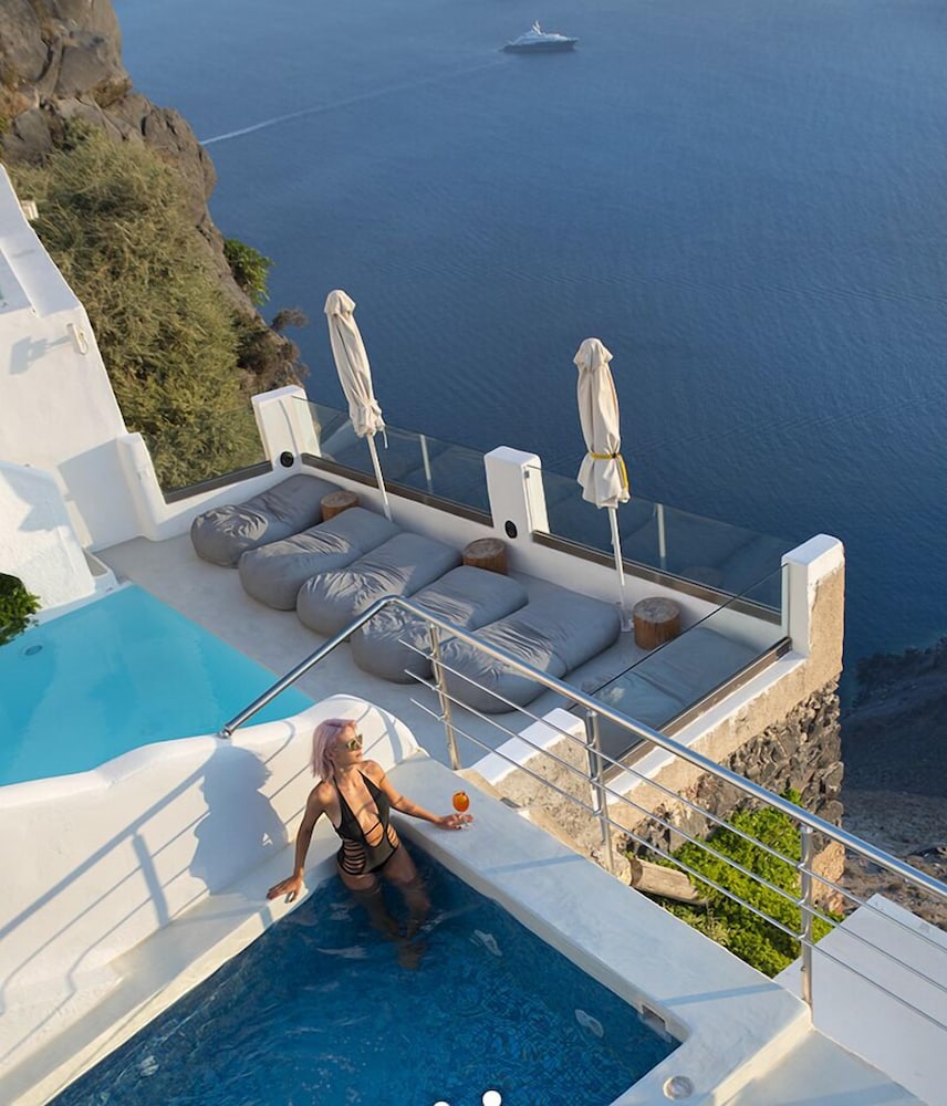 Pearl on the Cliff Santorini 42/50