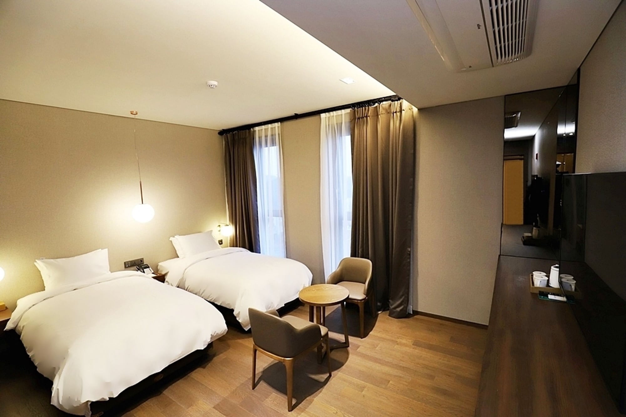 DELUXE, TWIN BEDS