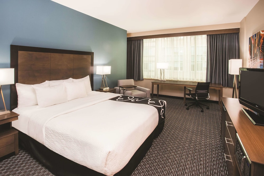 1 BEDROOM, SUITE