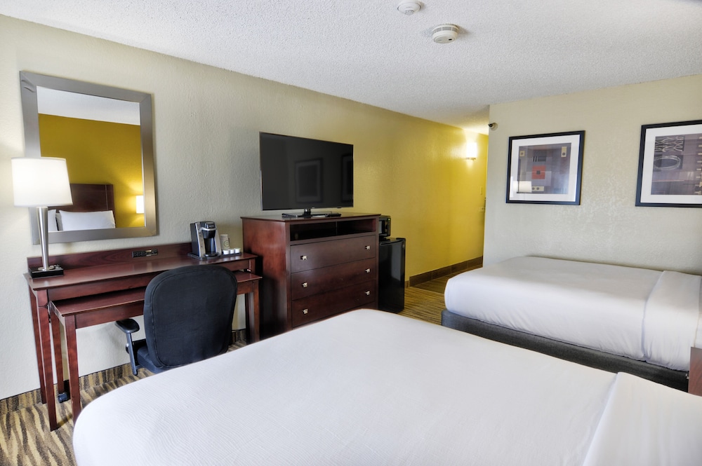 Holiday Inn St Petersburg N Clearwater 33/68