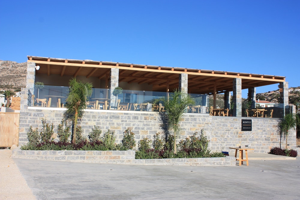 Helios Beach Hotel & Bungalows 6/48